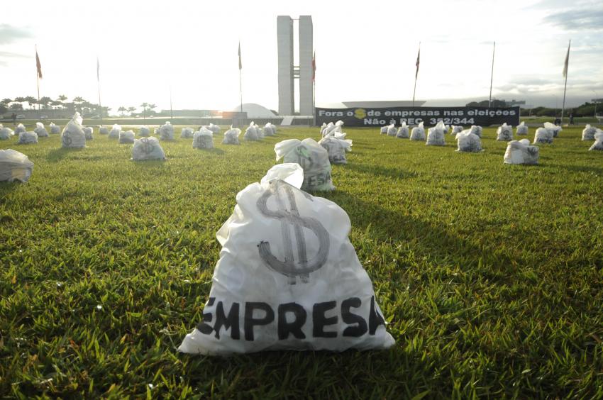 Manifestação em frente ao prédio do Congresso Nacional, com duzentos sacos de dinheiro simbolizando o financiamento empresarial de campanhas eleitorais. | Foto: Pedro França/Agência Senado