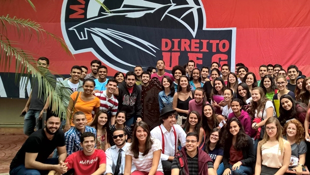 Alunos da UFG posam com a cadeira em fotos no Facebook da Atlética de Direito | Foto: reprodução / Facebook