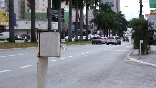 Em alguma época houve cestos de lixo na cidade. Hoje, em alguns locais, há apenas os suportes, como este na Av. T-63