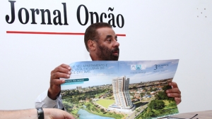 Paulo Magalhães mostra imagem de folder de condomínio próximo ao Cascavel. "Estragou o Cascavel", disse / Foto: Fernando Leite/ Jornal Opção