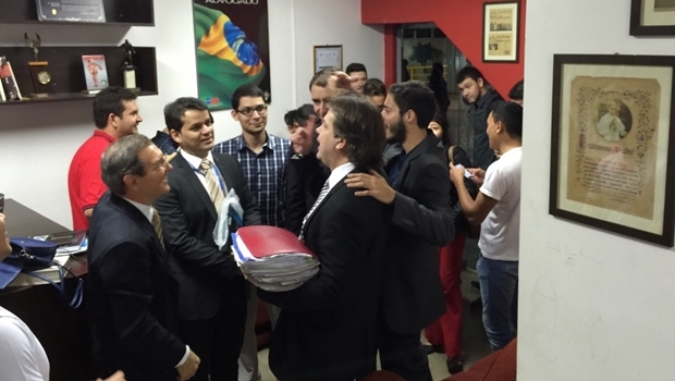 Reitor chega ao CA de Direito para entregar cadeira simbólica | Foto: arquivo pessoal 