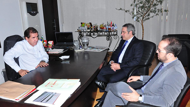 Prefeito João Gomes e secretário estadual de Governo, Henrique Tibúrcio, articulam o passe livre estudantil | Foto: Prefeitura de Anápolis