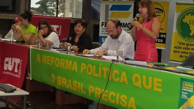 De preto, presidente da CUT, Bia de Lima; ao lado, de branco, secretário da CNBB, Daniel | Foto: divulgação/ Facebook