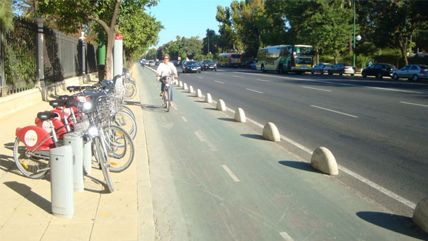 Mulher transita em ciclovia de Sevilha: cidade espanhola já está do “outro lado” da discussão sobre mobilidade
