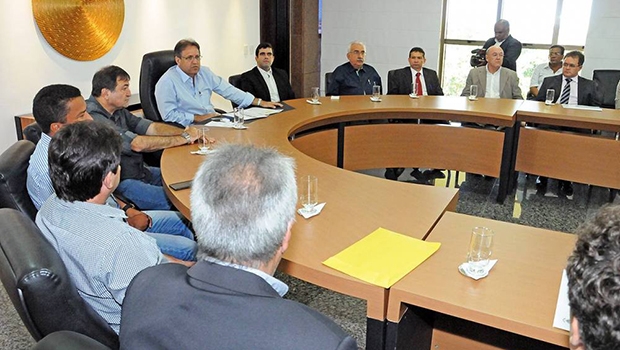 Governador Marcelo Miranda durante reunião com  prefeitos em seu gabinete no Palácio Araguaia