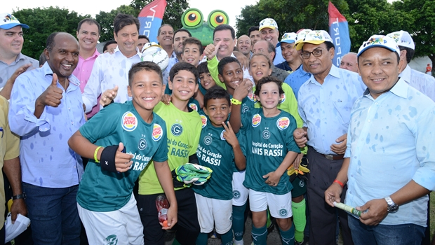 Maguito e Marconi em meio aos atletas que participam da Go Cup | Foto: Carlos Alexandre/Secom Aparecida