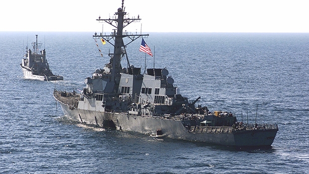 Destroier americano USS Cole foi bombardeado pela Al-Qaeda em um porto do Iêmen, país árabe do Golfo Pérsico | Foto: Reprodução/Site Naval History and Heritage Command