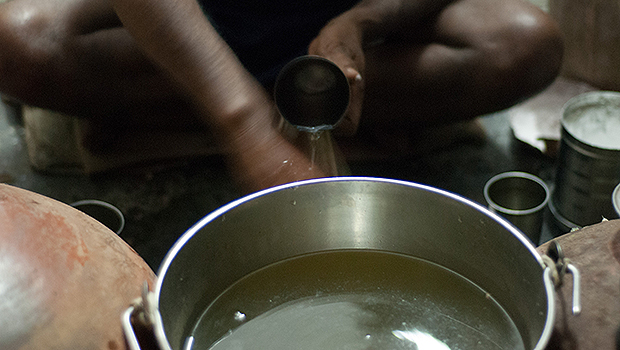 Homem produz bhang, bebida sagrada para os hindus