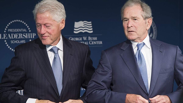 Comissão 11/9 descobriu que as sinopses diárias de inteligência dos líderes Bill Clinton e George Bush não os informavam adequadamente | Foto: Saul Loebsaul Loeb/AFP