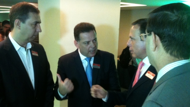 Governador Marconi Perillo (PSDB), ao centro, conversa com o vice, José Eliton (PP) e João Doria Jr., fundador do Grupo de Líderes Empresariais (Lide), durante abertura do 3º Fórum Brasileiro da Indústria de Alimentos | Foto: Marcello Dantas 