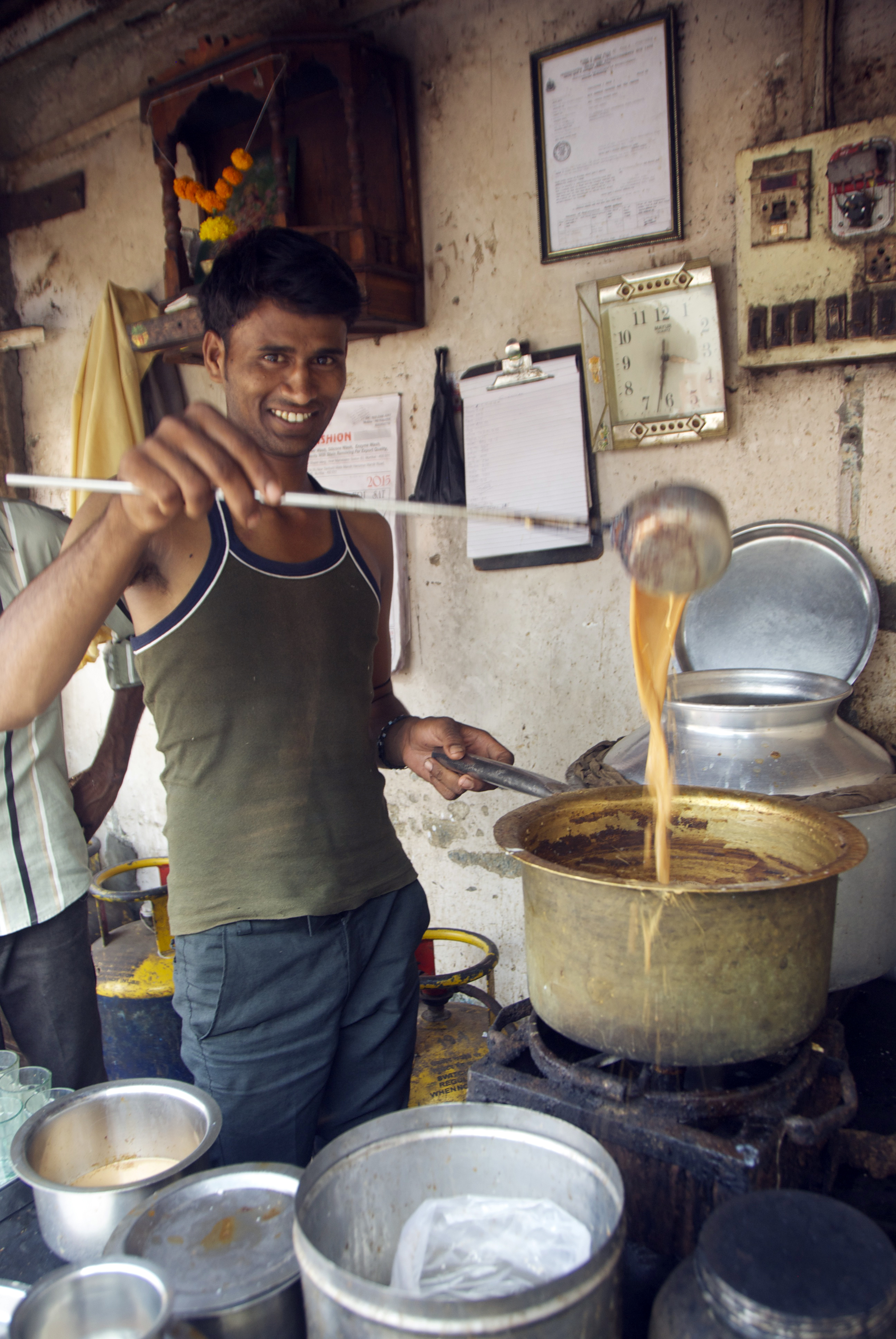 Homem prepara chai masala, em Mumbai