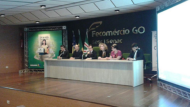 Ana Carla Abrão (centro) anuncia programa ao lado de líderes empresarias | Foto: Divulgação