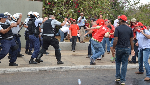 Manifestantes da CUT durante protesto contra o PL 4330 | Foto: Valter Campanato / ABr