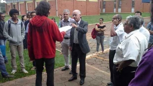 Estudantes entregam reivindicações ao reitor / Foto: Facebook