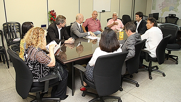 Reunião entre o Simego, Prefeitura e Ministério Público, que resultou na suspensão da greve dos médicos | Foto: Prefeitura de Goiânia 