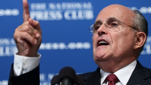 Prefeito Rudolph Giuliani saiu como herói nos eventos de 11 de setembro | Foto: Win McNamee