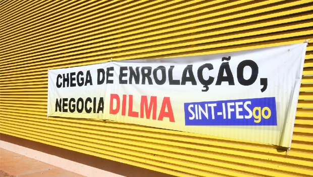 Cartaz pregado na Universidade Federal de Goiás dá o tom da greve deste ano