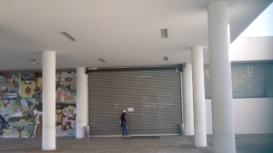 Portas principais da Assembleia foram fechadas. Aviso colado na porta explicava que entrada somente pelos fundos | Foto: Sarah Teófilo