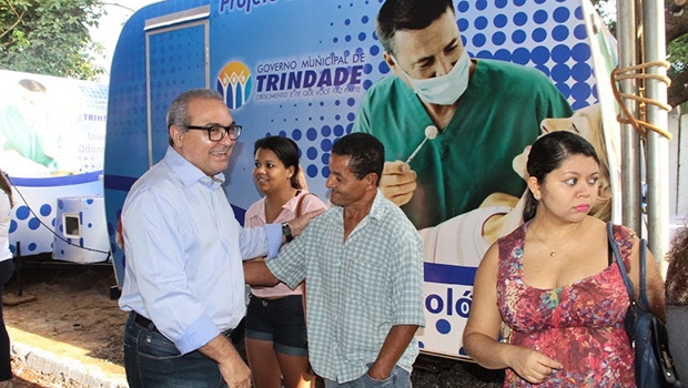 Prefeito Jânio Darrot com populares: administração pelos trindadenses | Foto: Iris Roberto