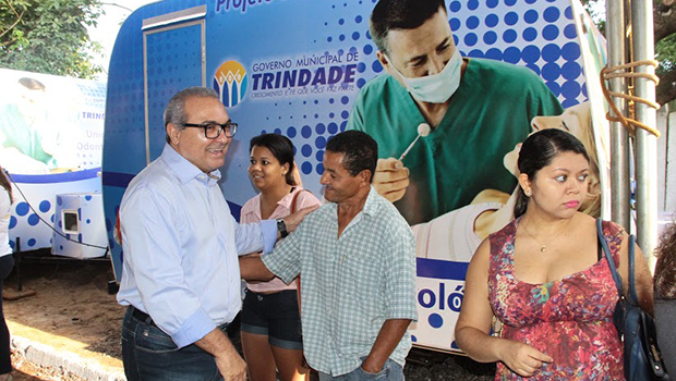 Prefeito Jânio Darrot com populares: administração pelos trindadenses | Foto: Iris Roberto