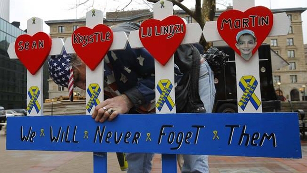 Na rota da Maratona de Boston, morador coloca placa de homenagem a vítimas de atentado: reverência