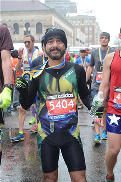 Roberson Guimarães, com a medalha após completar prova