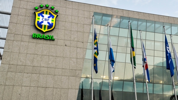 Sede da CBF, na Barra da Tijuca, sem o nome do ex-presidente José Maria Marin, preso em investigação internacional que apura casos de corrupção e fraudes na Fifa | Foto: Fernando Frazão/Agência Brasil