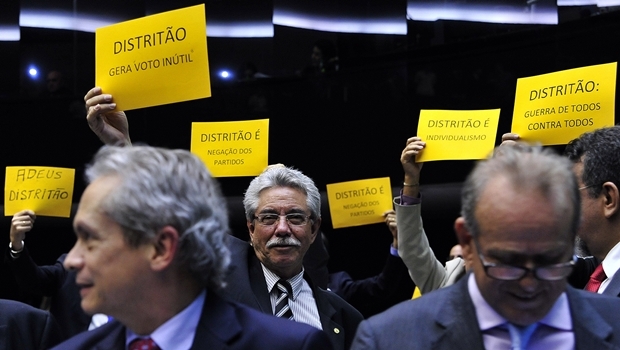 Deputados se manifestam contra o distritão durante sessão para análise e discussão da Reforma Política | Foto: Luis Macedo/Câmara dos Deputados