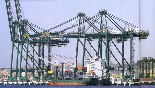 Porto de Mariel, em Cuba: quase 700 milhões de dólares para os ditadores Castro, enquanto a infraestrutura brasileira está sucateada