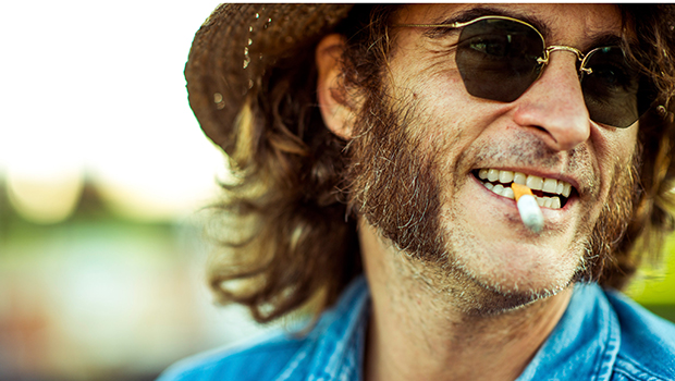 Joaquin Phoenix em cena como o detetive Doc Sportello: movido a maconha e às voltas com organizações criminosas | Foto: Warner Bros/Divulgação