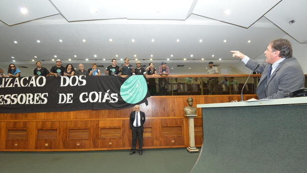 Deputado se exalta com manifestantes | Foto: Marcos Kennedy