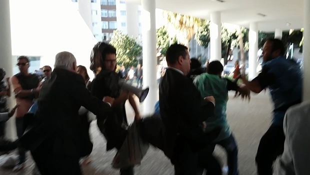Professores são agredidos pela Polícia Legislativa | Foto: Jornal Opção 