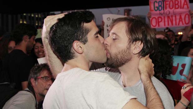 Em São Paulo, militantes do movimento LGBT promovem “beijaço” após declarações de Levy Fidelix sobre união homoafetiva | Foto: Oswaldo Corneti/ Fotos Públicas