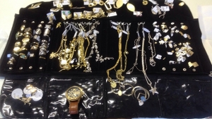 Conforme delegado, foi apreendido R$ 6 mil em semijoias junto com Oscar | Foto: Polícia Civil