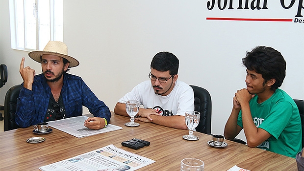 Kim Kataguiri (à direita) e outros integrantes do MBL, em entrevista | Foto: Fernando Leite/Jornal Opção