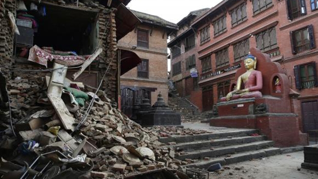 Terremoto registrado foi o pior dos últimos 80 anos e deixou 2,8 milhões de nepaleses desabrigados | Foto: Narendra Shrestha/EPA/Agência Lusa