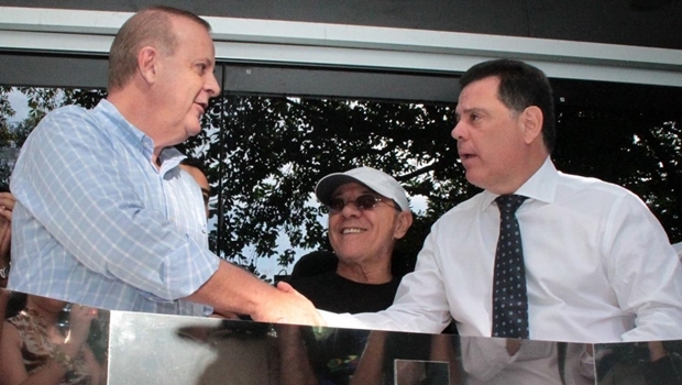 Paulo Garcia e Marconi se cumprimentam durante evento na Praça Cívica | Foto: reprodução / Governo de Goiás 
