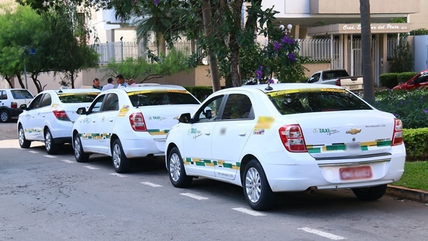 Taxistas em um ponto da capital | Foto: Fernando Leite / Jornal Opção 