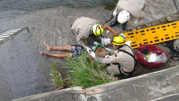 Manoel Messias dos Santos é resgatado pelos Bombeiros | Foto: Divulgação