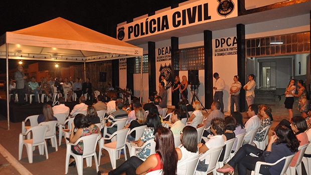 População e convidados participam da entrega da nova sede de três delegacias em Trindade: mais segurança | Foto: Iris Roberto