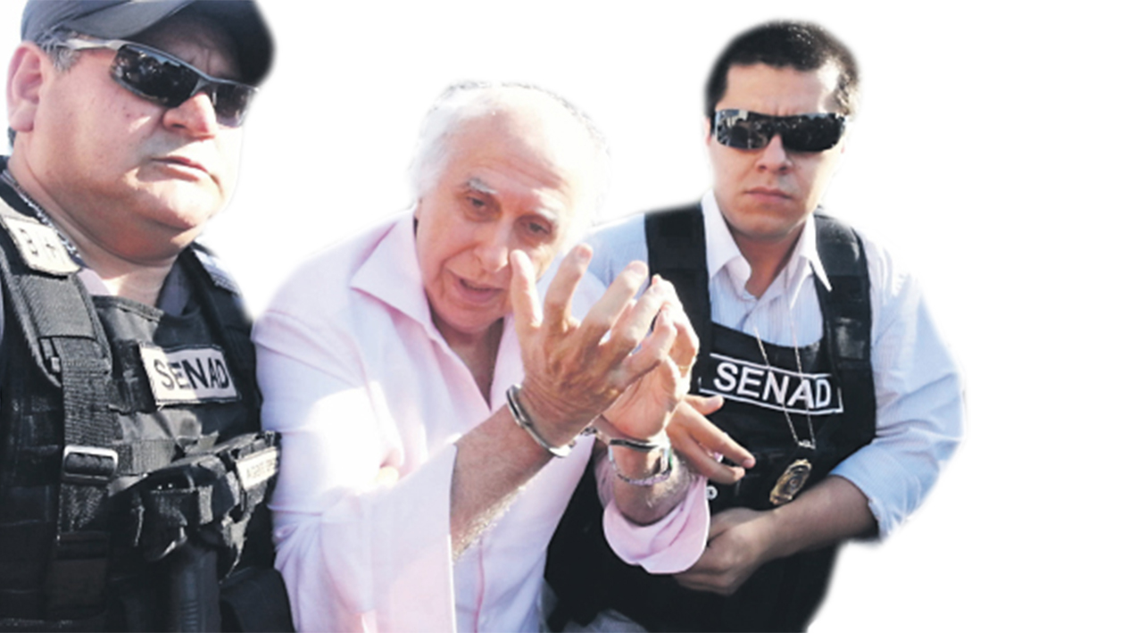 Ex-médico Roger Abdelmassih, no dia em que foi preso pela no Paraguai — na foto, conduzido por oficial da Secretaria Nacional Antidrogas