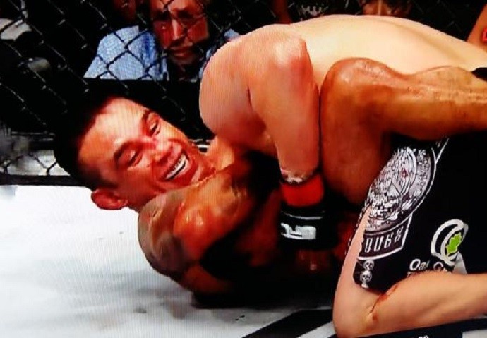 O sorriso aberto de Werdum enquanto ainda fazia a guilhotina sobre o agora ex-campeão Cain: certeza de que a vitória estava garantida | Reprodução de TV
