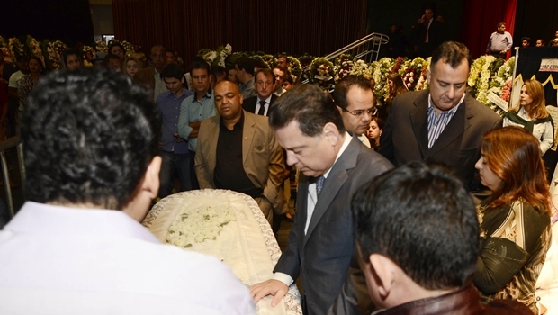     Governador Marconi Perillo presta homenagem ao cantor | Foto: Rodrigo Cabral