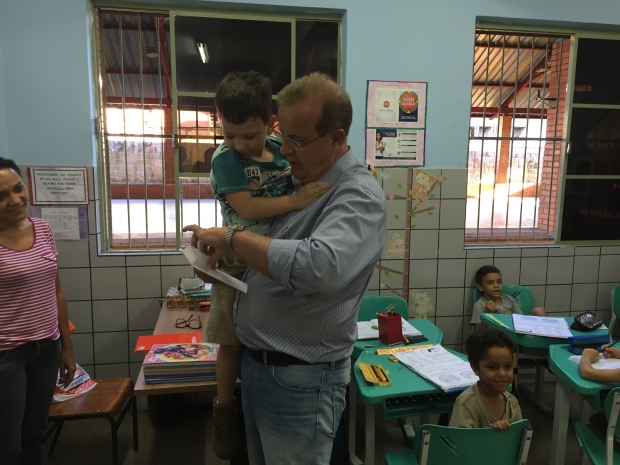 Paulo Garcia recebe cartinhas dos alunos da escola Eva Vieira de Almeida | Foto: Alexandre Parrode 