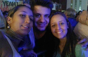 Cantor Cristiano Araújo com fãs em show do David Guetta
