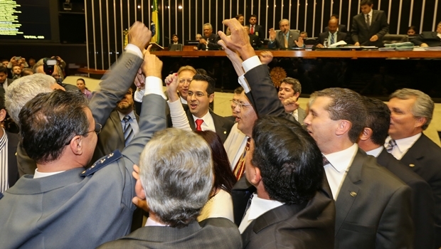 Deputados comemoram a aprovação da PEX da maioridade penal | Foto: Lula Marques/Agência PT