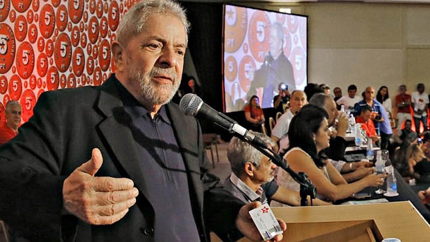 Ex-presidente brincou com a plateia ao mostrar cartão de cdrédito com estrela do PT| Foto: Ricardo Stuckert / instituto lula