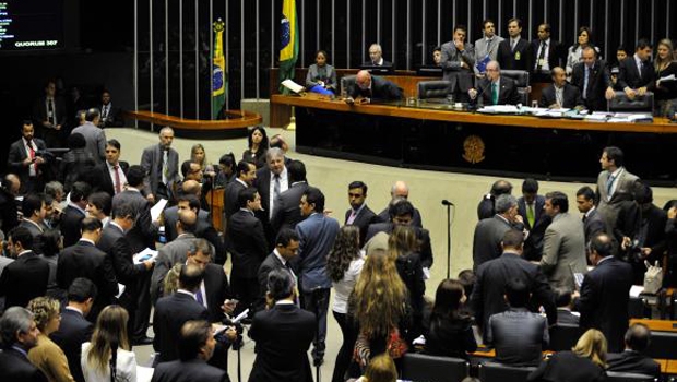 Plenário da Câmara dos Deputados durante sessão extraordinária para tentar concluir a votação da reforma política em primeiro turnoAntonio Cruz/ Agência Brasil