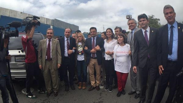 Comitiva de senadores brasileiros com as mulheres de presos políticos na Venezuela | Foto: Facebook