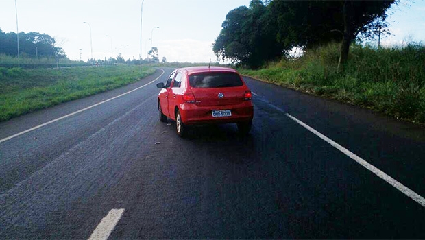 Carro estava parado no meio da BR-364 | Foto? Divulgação/ PRF